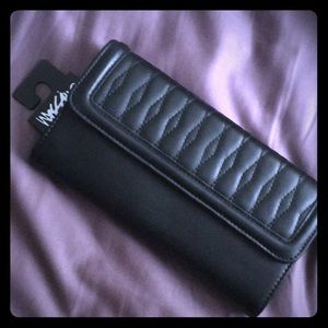 Mossimo clutch